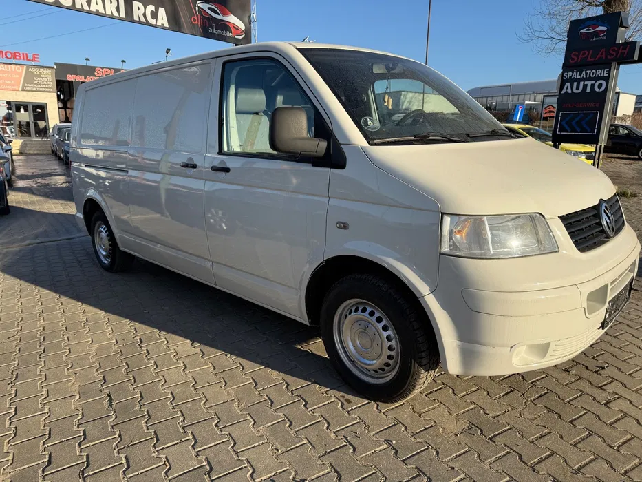 VOLKSWAGEN TRANSPORTER - MINIVAN